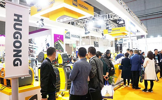 第二届进博会新葡的京集团350vip8888意大利CEA展位数字化焊机很受接待